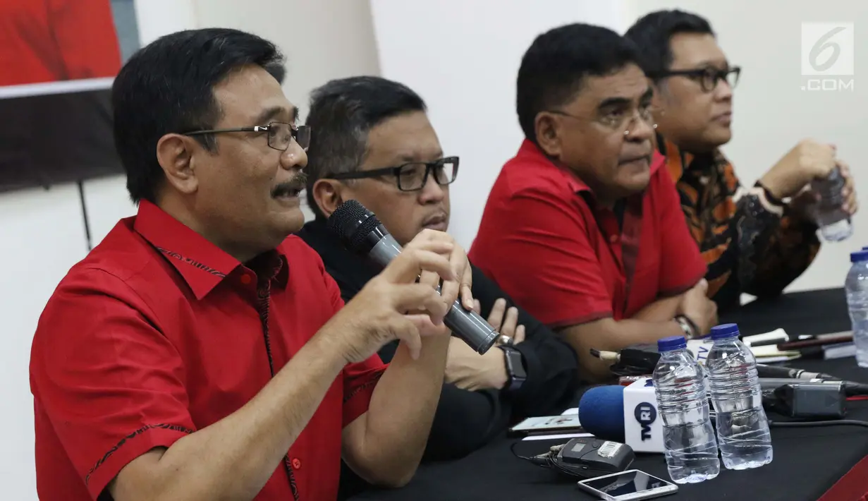 Ketua DPP PDIP, Djarot Saiful Hidayat (kiri) memberi keterangan terkait Kongres V PDI Perjuangan tahun 2019 di Jakarta, Kamis (1/8/2019). Kongres dilaksanakan di Bali pada 8 Agustus 2019 dan mengambil tema Solid Bergerak Untuk Indonesia Raya. (Liputan6.com/Helmi Fithriansyah)