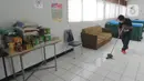 Petugas membersihkan ruangan dapur untuk isolasi mandiri di Gedung Sasana Krida Karang Taruna, Kelurahan Pondok Labu, Jakarta, Selasa (19/01/2020). Di tempat ini juga disediakan bahan makanan, alat memasak dan berbagai perlengkapan standar pasien Covid-19. (merdeka.com/Arie Basuki)