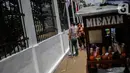 Pekerja melakukan pengecatan tembok pagar di kompleks Parlemen Gedung DPR/MPR, Senayan, Jakarta, Rabu (16/10/2019). Jelang pelantikan presiden dan wakil presiden pada 20 Oktober, berbagai persiapan dilakukan, salah satunya mempercantik pagar di depan pintu masuk. (Liputan6.com/Faizal Fanani)