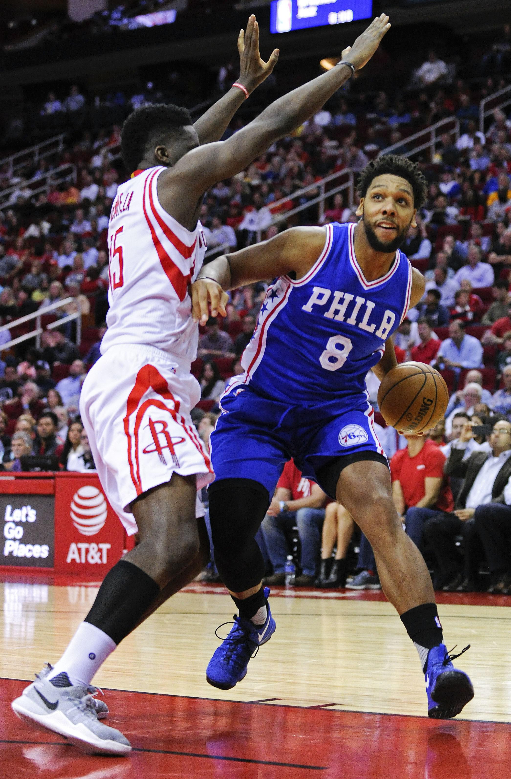 Pemain Philadelphia 76ers, Jahlil Okafor (kanan), berusaha melewati hadangan pemain Houston Rockets, Clint Capela, dalam laga babak reguler NBA 2016-2017 di Toyota Center, Houston, Selasa (15/11/2016) pagi WIB. (AP Photo/Eric Christian Smith)