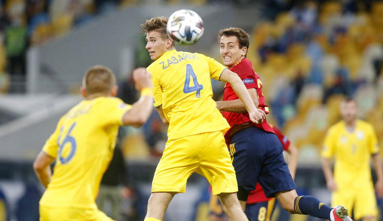 Pemain Spanyol, Mikel Oyarzaba, duel udara dengan pemain Ukraina, Illia Zabarnyi, pada laga UEFA Nations League di Stadion Olimpiyskiy, Rabu (14/10/2020). Ukraina menang dengan skor 1-0. (AP/Efrem Lukatsky)