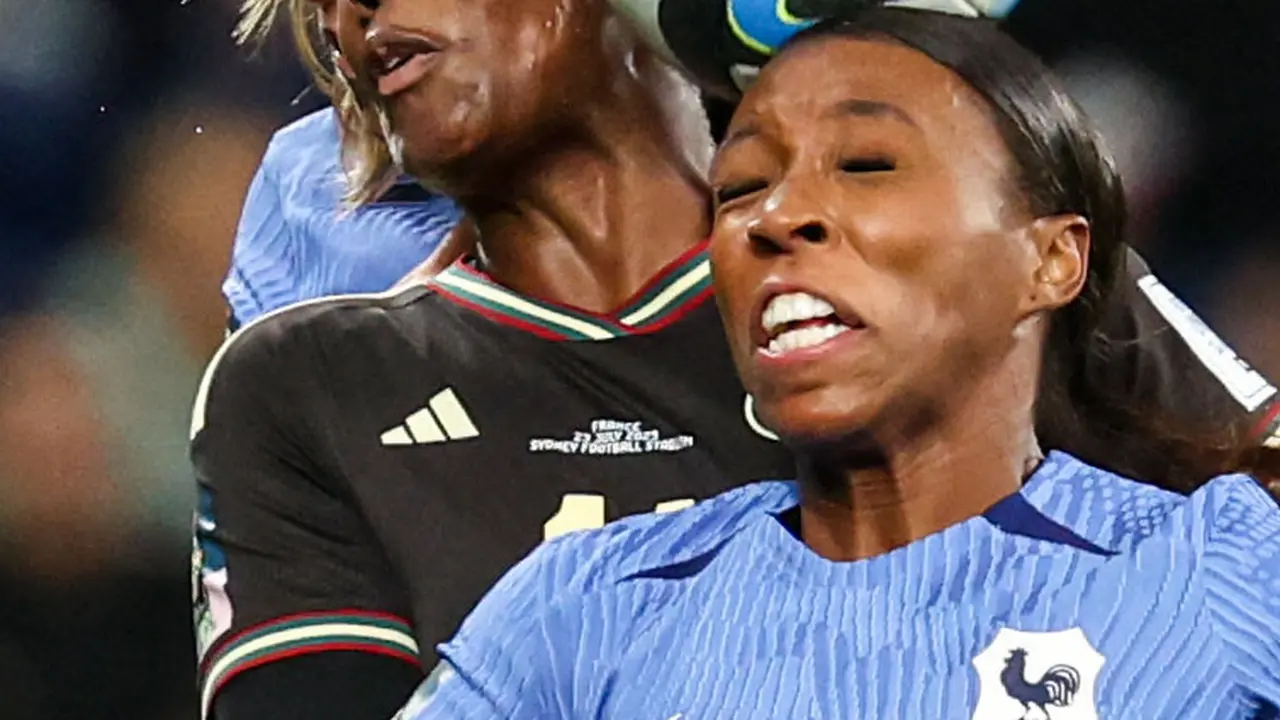 Foto: Duel-Duel Kepala di Laga Piala Dunia Wanita 2023, Berebut Bola hingga Rambut Terurai