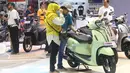 Suasana salah satu stand pada pameran Indonesia Motorcycle Show (IMOS) 2025 di Indonesia Convention Exhibition (ICE) BSD, Serpong, Kabupaten Tangerang, Banten, Jumat (26/9/2025). (merdeka.com/Arie Basuki)