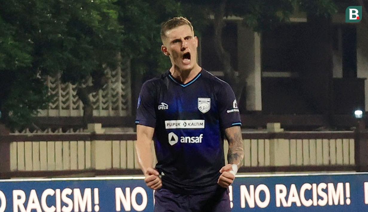 Pemain Borneo FC, Leo Gaucho, melakukan selebrasi setelah mencetak gol ke gawang Semen Padang dalam laga perdana Liga 1 2024/2025 yang berlangsung di Stadion Sekolah Tinggi Ilmu Kepolisian (STIK), Jakarta Selatan, Senin (12/8/2024). (Bola.com/M Iqbal Ichsan)