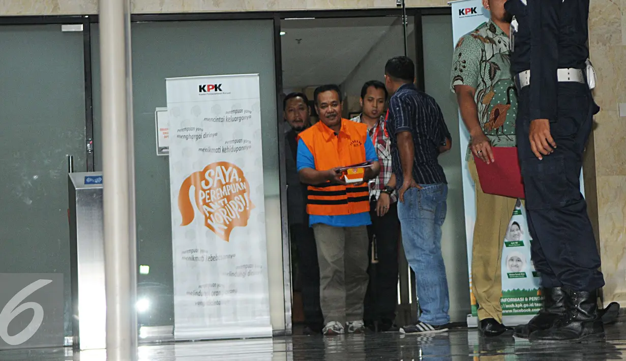 Sularman keluar dari gedung usai menjalani penyelidikan di KPK, Jakarta, Sabtu (31/12). Sularman ditetapkan sebagai tersangka dalam kasus dugaan suap terkait pengisian jabatan di pemerintah kabupaten setempat. (Liputan6.com/Helmi Affandi)