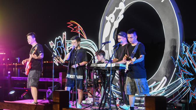 Band tampil dalam pertunjukan di kota kuno Tangqi, Distrik Yuhang, Hangzhou, Provinsi Zhejiang, China, 14 Agustus 2020. Beragam acara digelar setiap Selasa hingga Sabtu malam guna menambah pilihan kegiatan warga di waktu senggang dan mendongkrak perekonomian lokal. (Xinhua/Xu Yu)