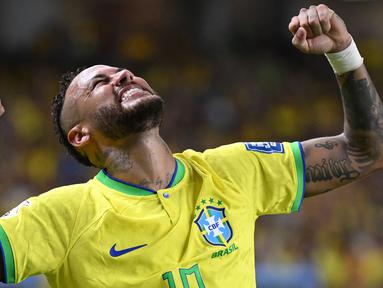 Pemain Brasil, Neymar melakukan selebrasi setelah mencetak gol ke gawang Bolivia pada laga Kualifikasi Piala Dunia 2026 di Jornalista Edgar Proença 'Mangueirao' stadium, Belem, Brasil, Sabtu (9/9/2023) pagi WIB. Neymar berhasil menjadi pencetak gol terbanyak sepanjang masa Brasil setelah mencetak gol untuk kemenangan 5-1 atas Bolivia. (AFP/Carl De Souza)