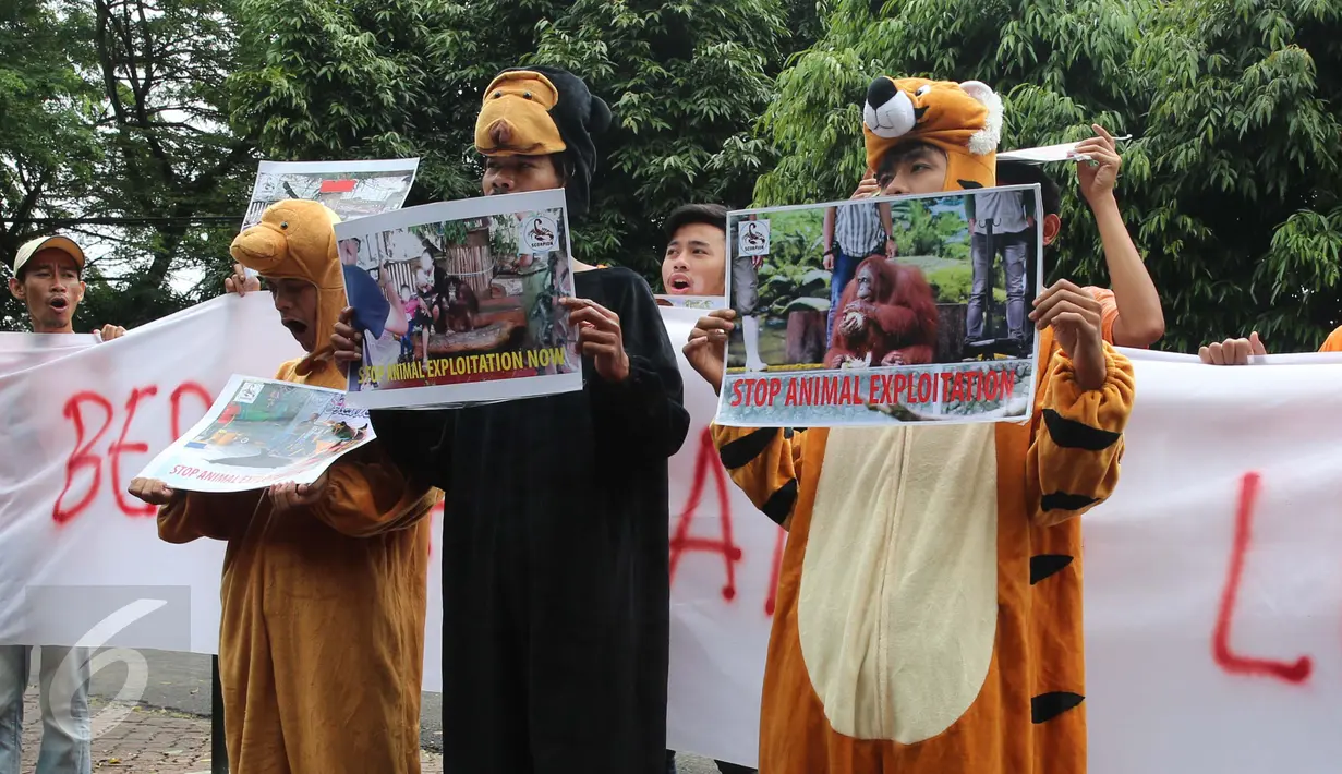 Yayasan Scorpion Indonesia melakukan aksi di depan KLHK, Jakarta, Senin (20/3). Dalam aksi itu mereka meminta KLHK untuk menghentikan seluruh atraksi satwa liar di kebun binatang Taman Safari dan sirkus keliling di Indonesia. (Liputan6.com/Angga Yuniar)