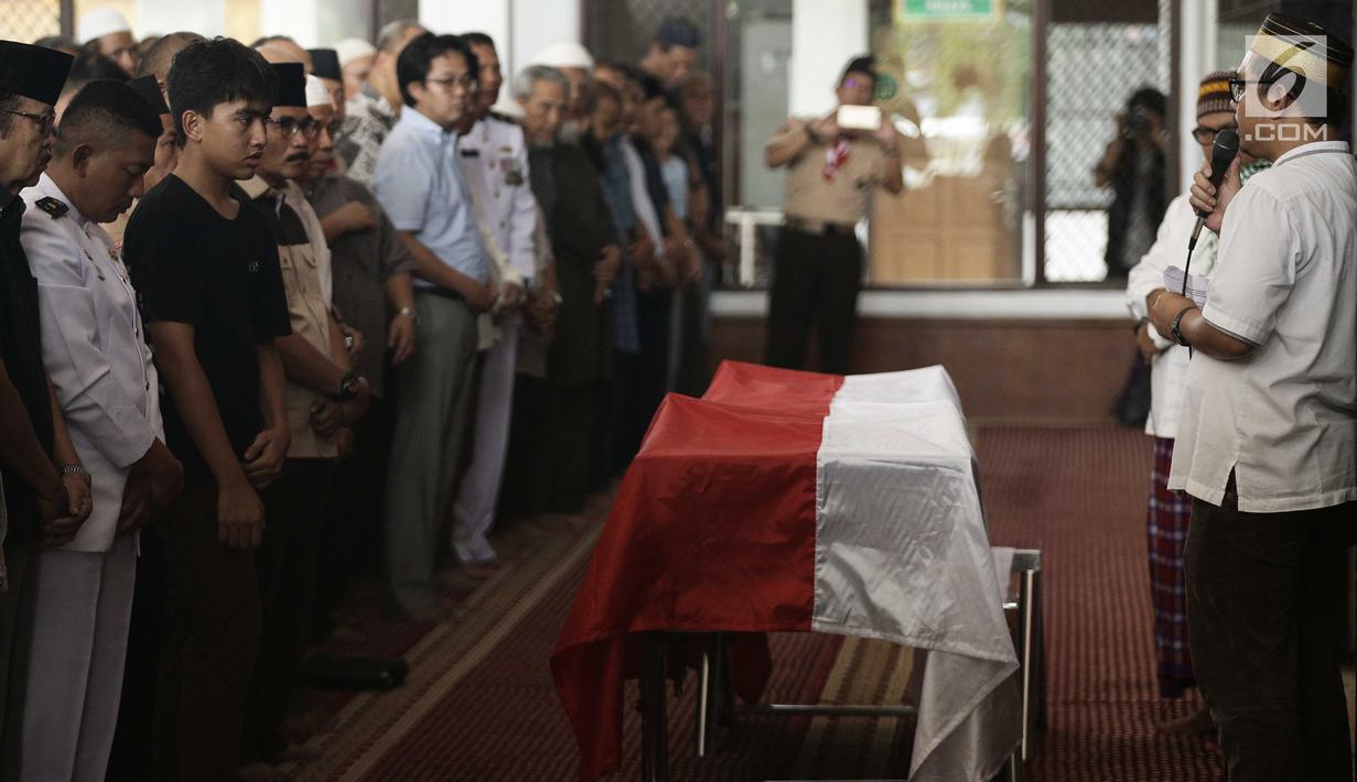 Foto Jenazah Amoroso Katamsi Pemeran Soeharto Dilepas Dengan Upacara Showbiz Liputan6 Com