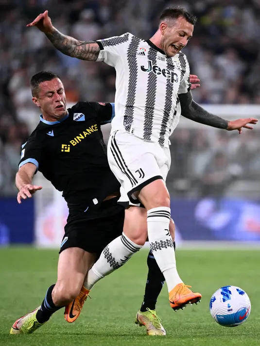 <p>Gelandang Juventus, Federico Bernardeschi membawa bola dari kawalan bek Lazio, Adam Marusic pada pertandingan lanjutan Liga Serie A Italia di &ldquo;Stadion Allianz&rdquo; di Turin, Selasa (17/5/2022). Dengan hasil imbang ini, Juventus berada di posisi ke empat klasemen dengan 70 poin dan Lazio berada peringkat lima dengan 63 poin. (AFP/MARCO BERTORELLO)</p>