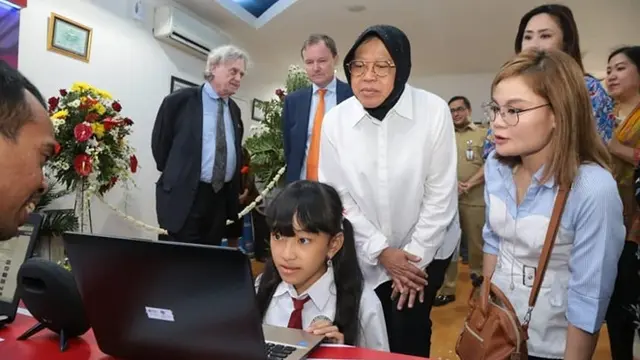 6 Potret Tri Rismaharini Resmikan English Corner di Perpustakaan Umum Kota Surabaya