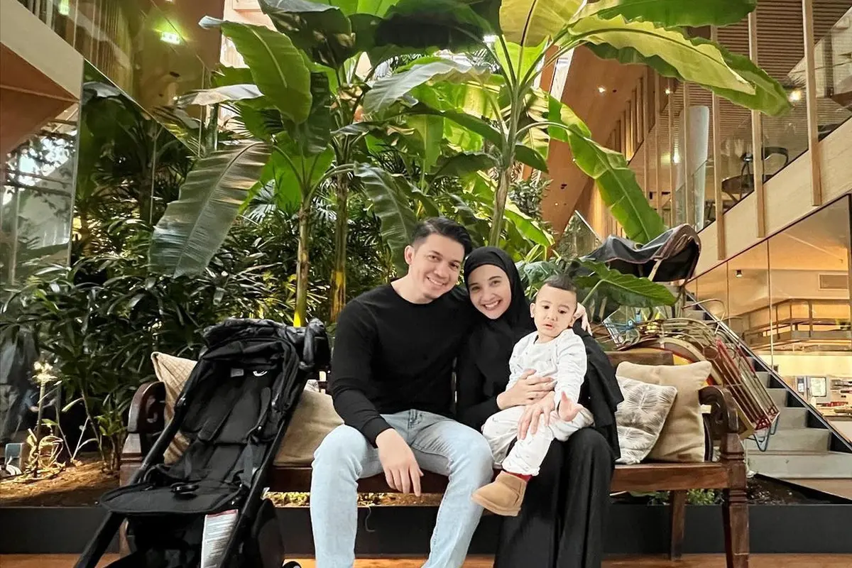 8 Gaya Hijab Zaskia Sungkar Liburan di Eropa Sambil Momong Ukkasya, Curi Perhatian