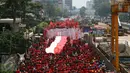Buruh Konfederasi Kongres Aliansi Serikat Buruh Indonesia (Kasbi) turun ke jalan memperingati May Day di Bundaran HI, Jakarta, Senin (1/5). Massa buruh dari berbagai daerah itu akan menyuarakan tuntutan di depan Istana Presiden (Liputan6.com/Angga Yuniar)
