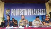 Konferensi pers temuan mayat di Basement DPRD Riau oleh Polresta Pekanbaru. (Liputan6.com/M Syukur)