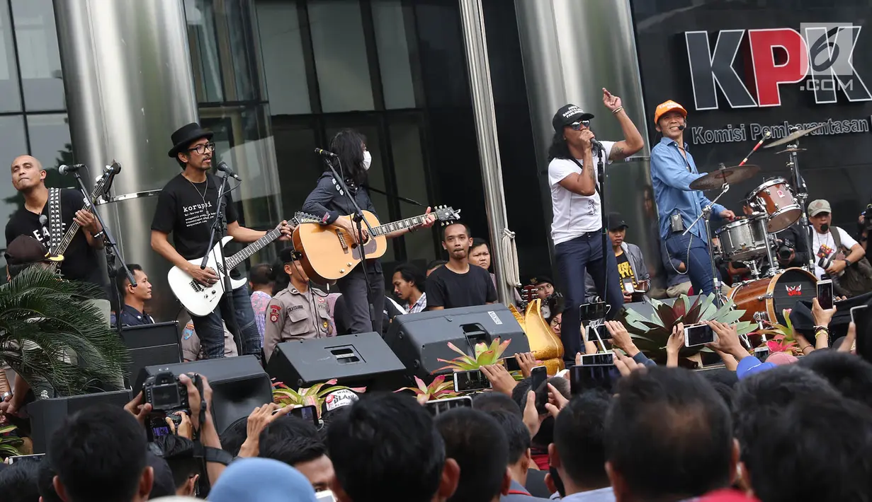 Grup musik Slank tampil dalam Aksi Simpatik Jurus Tandur Dukung KPK, Jakarta, Kamis (13/7). Acara diadakan sebagai bentuk dukungan terhadap KPK serta penolakan hak angket yang dilakukan DPR kepada lembaga antikorupsi itu. (Liputan6.com/Immanuel Antonius)