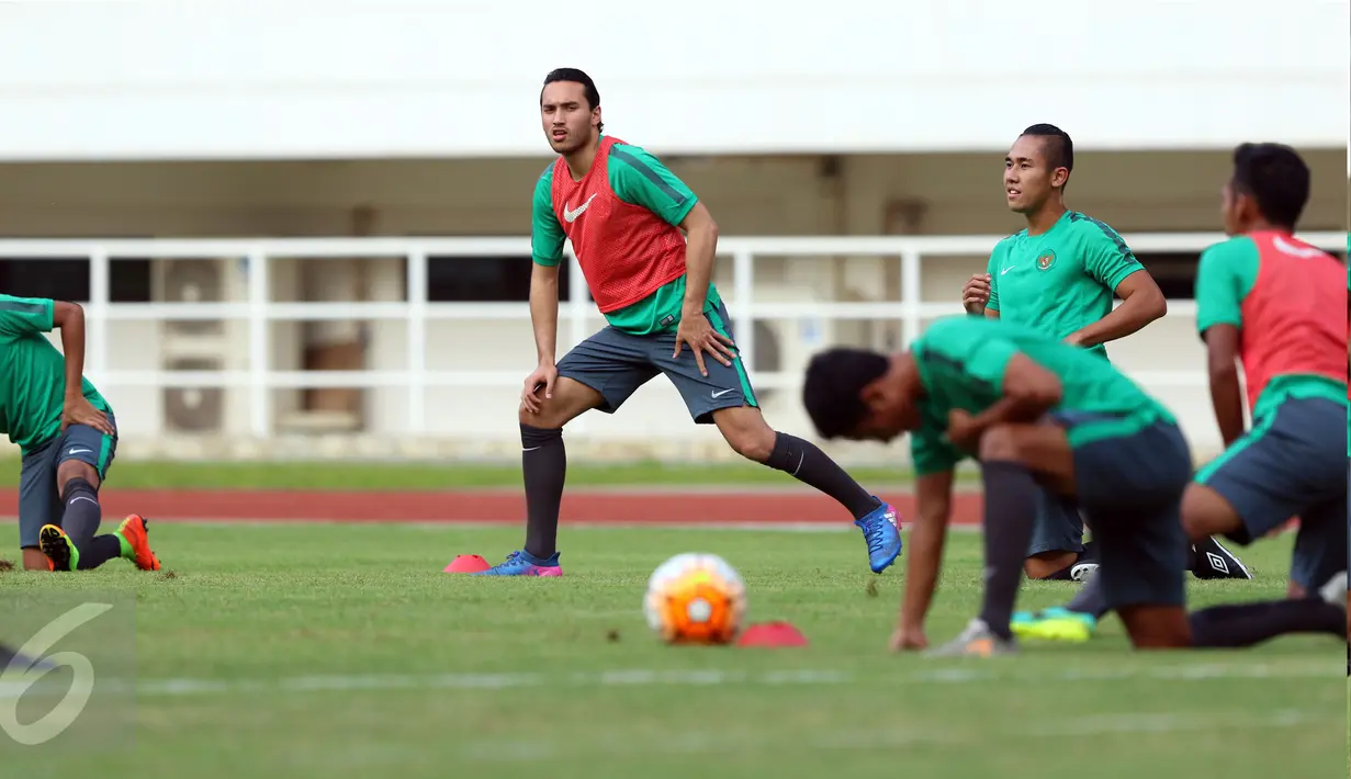 Pemain naturalisasi, Ezra Walian (tengah) melakukan pemanasan bersama Timnas Indonesia U-22 jelang latihan resmi laga persahabatan melawan Myanmar di Stadion Pakansari, Kab Bogor, Senin (20/3). (Liputan6.com/Helmi Fithriansyah)