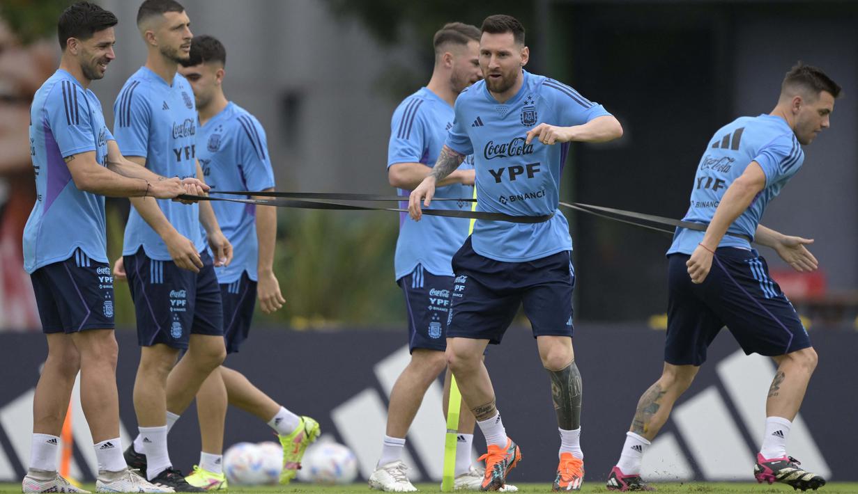 Pemain timnas Argentina (kiri - kanan) Giovanni Simeone, Guido Rodriguez, Alexis Mac Allister, Lionel Messi dan Giovani Lo Celso menjalani sesi latihan di Ezeiza, Argentina, Rabu (21/3/2023). Selain melawan Panama, timnas Argentina juga akan melawan Curacao dalam FIFA Matchday. (AFP/Juan Mabromata)