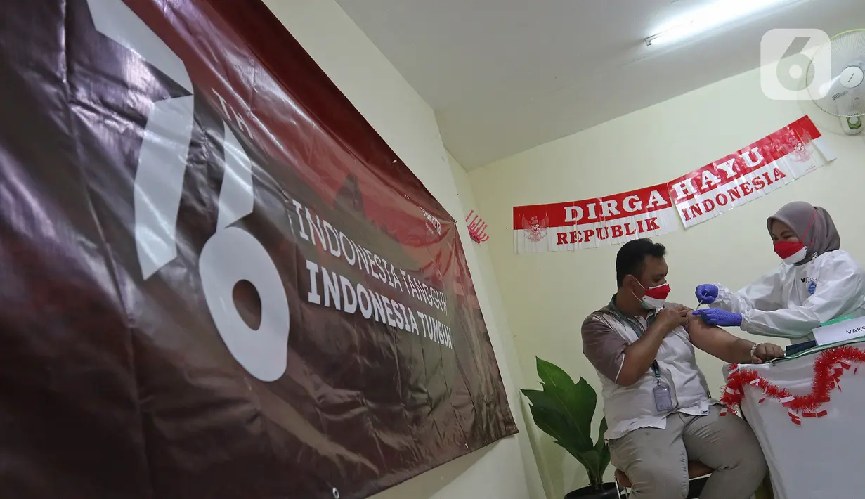 Vaksinator menyuntikkan vaksin Covid-19 dosis ketiga atau booster kepada tenaga medis di RSUD Matraman, Jakarta, Jumat (6/8/2021). Pemberian vaksin dosis ketiga kepada tenaga kesehatan di Indonesia ditargetkan rampung pada pekan kedua Agustus 2021. (Liputan6.com/Herman Zakharia)