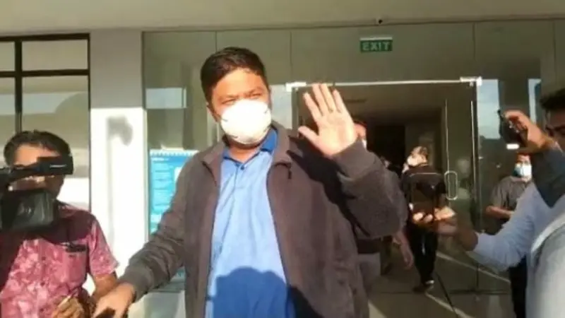 Bupati Kuansing Andi Putra ketika keluar dari ruangan pemeriksaan Polda Riau untuk dibawa KPK ke Jakarta terkait korupsi.
