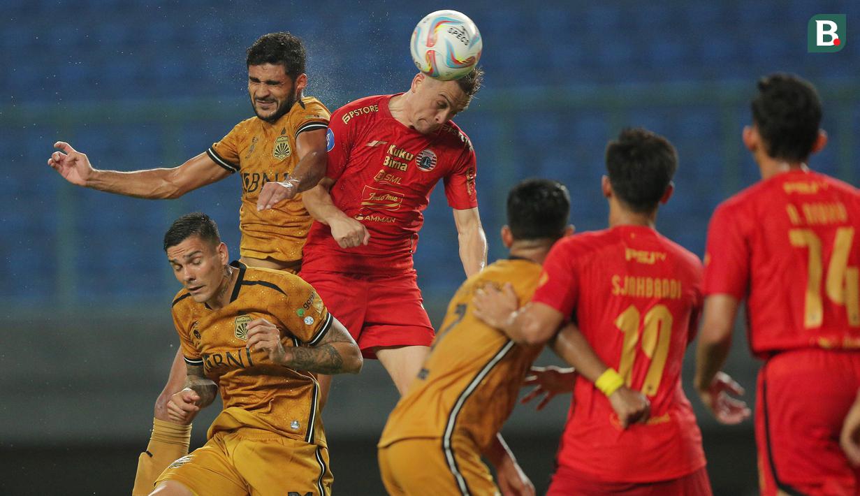 <p>Pemain Persija Jakarta, Maciej Gajos (tengah) memenangi duel udara dengan pemain Bhayangkara FC, Junior Brandao pada laga pekan ke-20 BRI Liga 1 2023/2024 di Stadion Patriot Candrabhaga, Bekasi, Senin (27/11/2023). (Bola.com/M Iqbal Ichsan)</p>