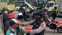 Patroli Prokes Polrestabes Surabaya. (Dian Kurniawan/Liputan6.com)