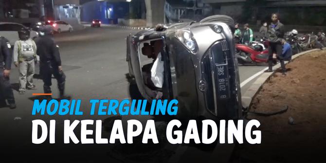 VIDEO: Mobil Terguling di Kepala Gading, Bagian Depan Ringsek