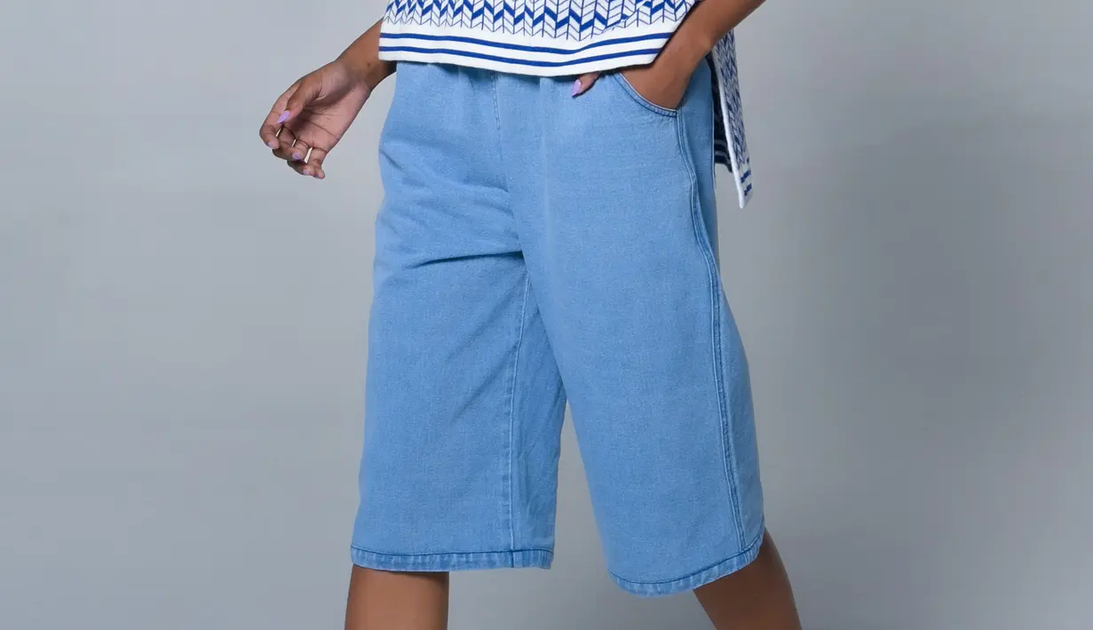 <p>koleksi tebaru dengan sentuhan denim yang diluncurkan kali ini masi merupakan lanjutan dari koleksi pertama . Aksen patch pada kantong di kemeja dan celana masi terinspirasi dari motif-motif yang ada pada koleksi pertama . Hal ini memang dibuat sedemikian rupa agar semua produk NASL bisa dipadukan satu sama lain. / Foto: dok NASL by Nagita Slavina.</p>