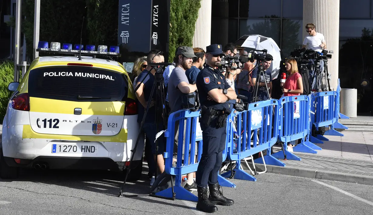 Sejumlah media menunggu kedatangan bintang Real Madrid, Cristiano Ronaldo, untuk menjalani sidang di Pozuelo de Alarcon, Madrid, Senin (31/7/2017). Pesepak bola asal Portugal itu dituduh melakukan pengelapan pajak. (AFP/Gerard Julien)