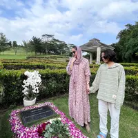 Bunga Citra Lestari alias BCL saat mengunjungi makam mendiang suaminya, Ashraf Sinclair sambil ditemani putranya, Noah Sinclair di tahun ketiga. (Instagram @bclsinclair)
