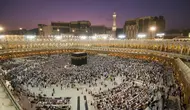 Jemaah haji mengelilingi Ka'bah setelah shalat subuh di Masjidil Haram di Mekkah, Arab Saudi. (Shutterstock/ahmad.faizal)