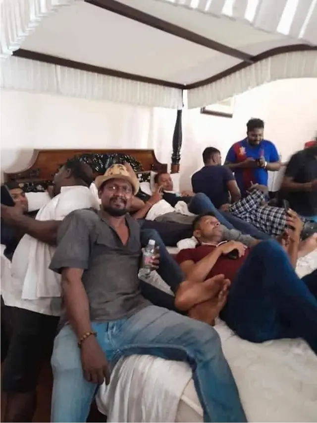 6 Momen Unik Demo di Sri Lanka, Berenang Hingga Tidur di Istana Kepresidenan