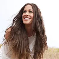 Alanis Morissette kembali rilis lagu baru untuk mendukung perempuan memperoleh pendidikan yang lebih tinggi.