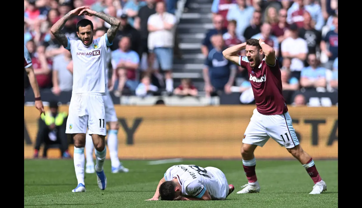 Belum lama ini gelandang Burnley Ashley Westwood mengalami cedera horor usai berbenturan dengan pemain West Ham, Nikola Vlasic. Cedera horor yang dialami Westwood mengakibatkan kakinya patah. (AFP/Justin Tallis)