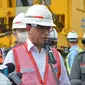 Menteri Perhubungan Budi Karya Sumadi meninjau pemasangan rel kereta cepat Jakarta-Bandung. Instalasi oerdana dilakukan di Depo Tegaluar, Jawa Barat.