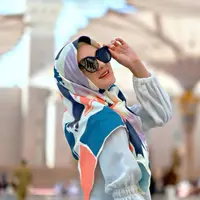 Luna Maya lembali ramai dibicarakan saat mengenakan hijab (Dok.Instagram/@lunamaya/https://www.instagram.com/p/Bu8AspOlsM7/Komarudin)
