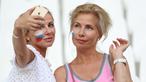 Dua fans Russian  berfoto selfie saat laga grup B Euro 2016 antara Inggris melawan Rusia di Stade Velodrome, Marseille, (11/6/2016). AFP/Valery Hache)