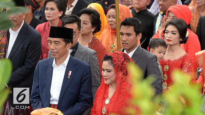 Orang nomor satu Indonesia itu datang dengan mengenakan jas warna hitam dengan peci dikepalanya. Terlihat kain ulos di pinggangnya. Sedangkan Ibu Negara dengan mengenakan kebaya warna merah. (Deki Prayoga/Bintang.com)