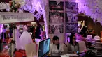 Pekerja berjaga di sebuah Stand Pameran "Wedding Open House" di Hotel Grand Mercure, Jakarta, Sabtu (20/2/2016). Pameran serta Fashion Show Wedding Open House ini di gelar dari tanggal 20 - 21 Februari Mendatang.(Liputan6.com/Johan Tallo)