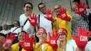 Massa Gerakan Anti Korupsi (GAK) Alumni Lintas Perguruan Tinggi, melakukan aksi damai di halaman gedung KPK, Jakarta, (27/11). Mereka mendesak KPK bersama Kepolisian dan Kejaksaan untuk segera mengusut kasus korupsi Petral.(Liputan6.com/Helmi Afandi)