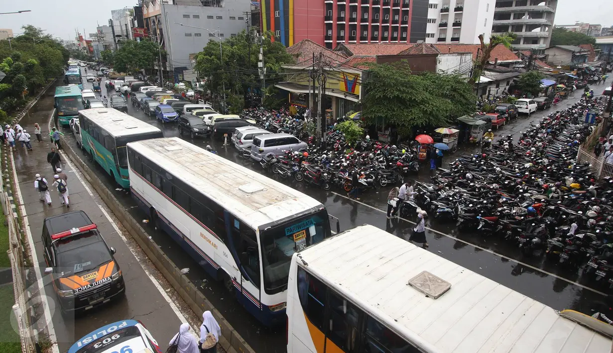 Kendaraan massa aksi 2 Desember terparkir di sepanjang Jalan Raya Pos, Jakarta, Jumat (2/12). Terbatasnya tempat parkir menyebabkan massa aksi memarkirkan kendaraan di tepi jalan, meskipun menutup arus lalu lintas. (Liputan6.com/Immanuel Antonius)