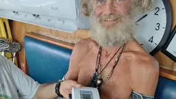 Timothy Lyndsay Shaddock, 54 tahun, sedang berada di atas kapal katamaran Aloha Toa miliknya yang tidak berfungsi di Pasifik, sekitar 1.200 mil (1.900 kilometer) dari daratan, saat kru kapal dari armada Grupomar menemukan mereka, kata perusahaan tersebut dalam sebuah pernyataan. (Grupomar/Atun Tuny via AP)