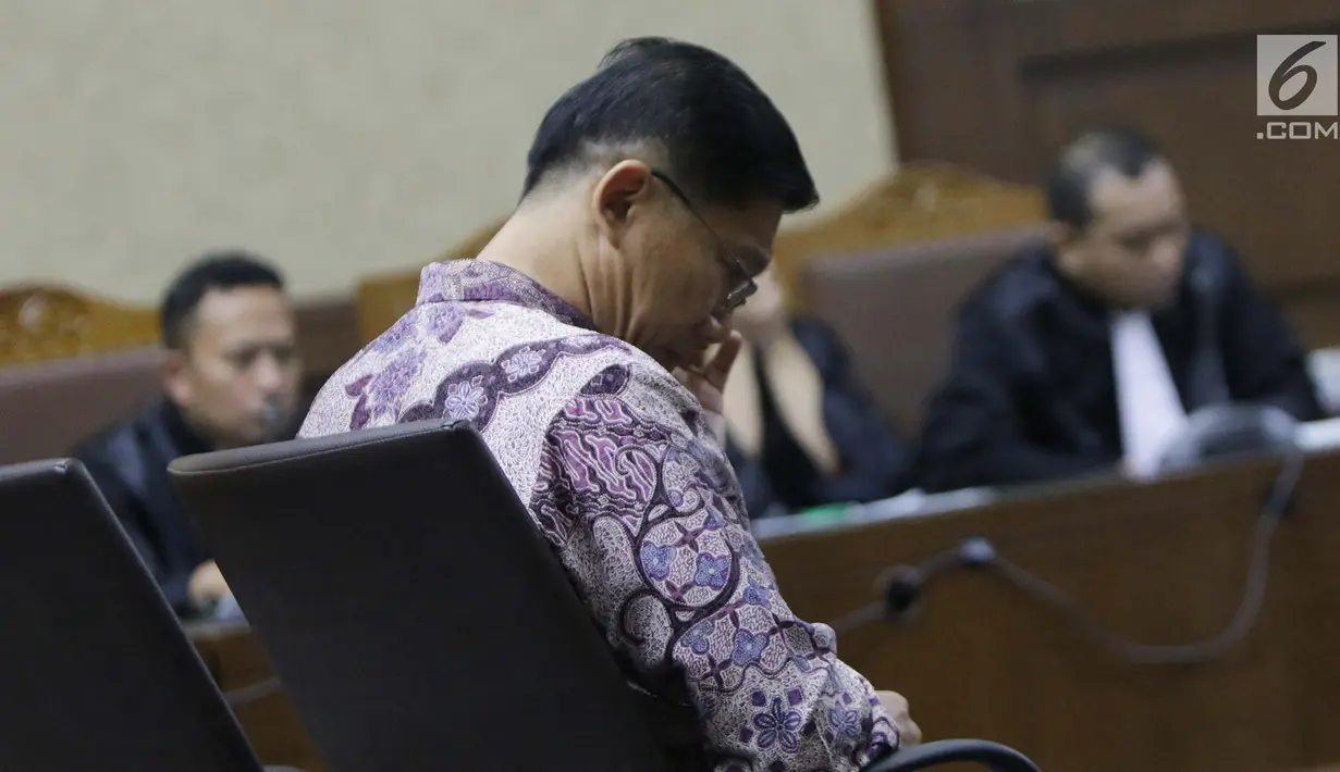 Terdakwa suap pengadaan barang/jasa di PT Krakatau Steel yang juga Dirut PT Grand Kartech, Kenneth Sutardja saat menjalani sidang putusan di Pengadilan Tipikor, Jakarta, Kamis (15/8/2019). Sebelumnya, Kenneth Sutardja dituntut 2 tahun penjara dan denda Rp 100 juta. (Liputan6.com/Helmi Fithriansyah)