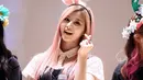Lihat betapa imutnya Sana Twice dengan rambutnya yang berwarna pink cotton candy pink. (Foto: koreaboo.com)