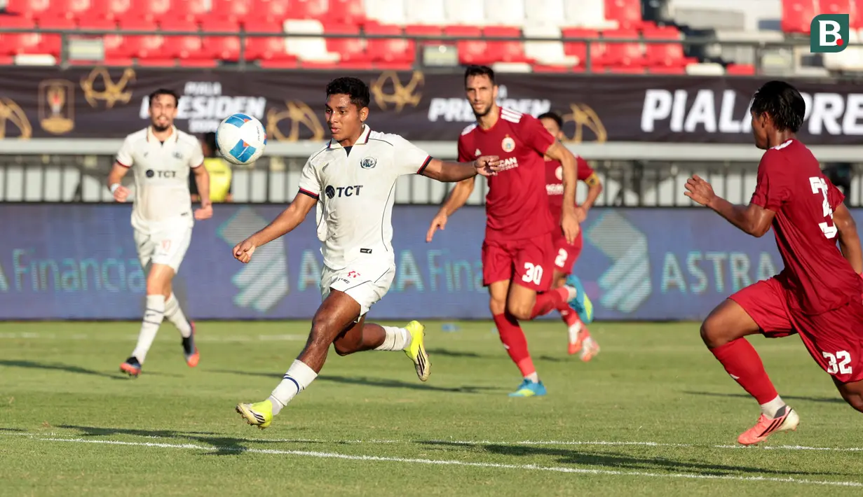 Pemain Arema FC, Salim Tuharea (11), berusaha memanfaatkan peluang di depan gawang Persija Jakarta pada laga perebutan peringkat ketiga Piala Presiden 2026 di Stadion Kapten I Wayan Dipta, Gianyar, Bali, Kamis (6/8/2026). Salim sempat menyamakan kedudukan menjadi 1-1 pada menit ke-27, namun Persija akhirnya mampu mengunci kemenangan 3-1 melalui gol Arylansyah Abdulmanan dan Victor Dethan untuk memastikan finis di peringkat ketiga. (KapanLagi.com/Budy Santoso)