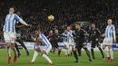 Proses terjadinya gol yang dicetak bek Huddersfield, Christopher Schindler, ke gawang Manchester City pada laga Premier League di Stadion John Smith, Huddersfield, Minggu (26/11/2017). Huddersfield kalah 1-2 dari City. (AP/Rui Viera)