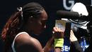 Petenis Amerika Serikat, Coco Gauff menuliskan pesan untuk korban kebakaran dan pemadam kebakaran di Los Angeles, Amerika setelah menang atas kompatriotnya, Sofia Kenin pada hari kedua Australia Open 2025 di Melbourne, Australia, Senin (13/01/2025). (AFP/David Gray)