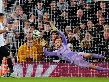 Pemain Liverpool Caoimhin Kelleher menghalau tendangan penalti pemain Derby County Lewis Dobbin pada pertandingan sepak bola Piala Liga Inggris atau Carabao Cup di Stadion Anfield, Liverpool, Inggris, 9 November 2022. Liverpool  menyingkirkan Derby County lewat adu penalti dengan skor 3-2. (AP Photo/Jon Super)