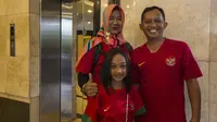 Orang tua dan adik dari pemain Timnas Indonesia, Muhammad Hargianto, saat berada di Hotel Sultan, Jakarta, Selasa (13/11). Kedatangannya untuk memberikan semangat kepada sang putra. (Bola.com/Vitalis Yogi Trisna)