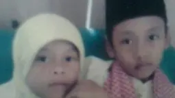 Perempuan berusia 23 tahun ini memang berasal dari keluarga sederhana. Bahkan sebelum Lesti setenar sekarang, ia turut membantu ibunya jualan mi ayam di rumah. Sosoknya yang sederhana saat kecil ini membuat Lesti memiliki sifat ramah ke pada para fans. (Liputan6.com/IG/@lestykejora)
