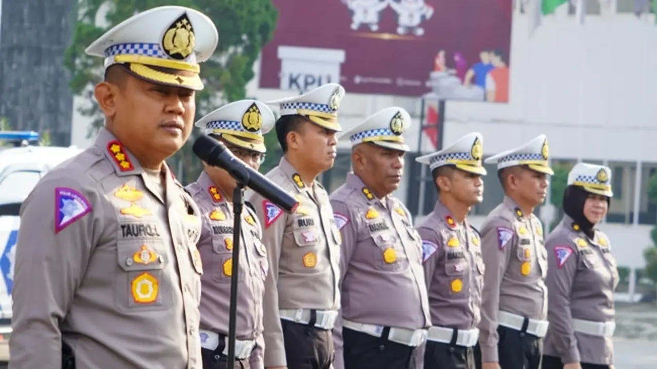 Direktur Lalu Lintas Polda Riau memimpin apel pengamanan libur panjang terkait peringatan Isra Mikraj dan Imlek.